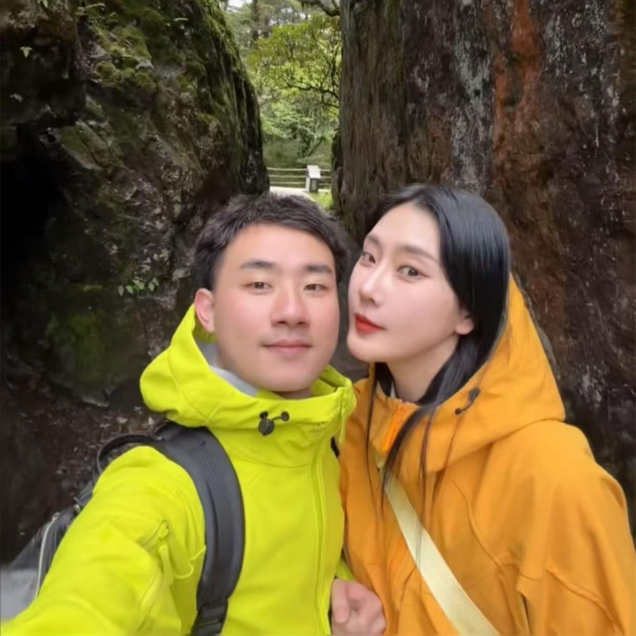 陶阳妻子胡嘉博晒游玩照，评论区留言特暖心，有催生的还有觉得陶阳变嫩的！德云社陶阳
