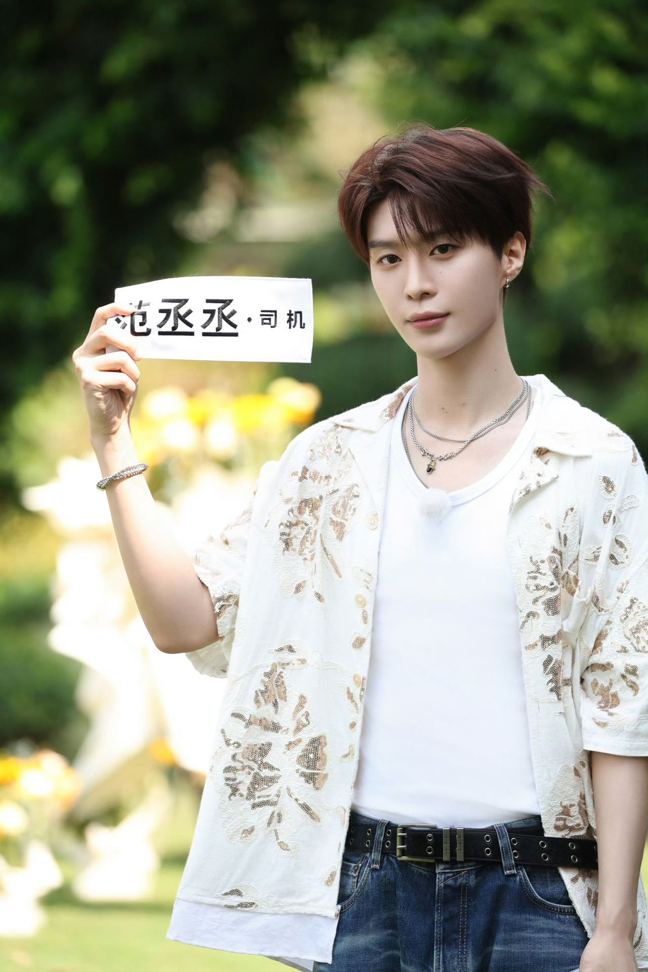 范丞丞现在在节目里的存在感，已经不是“弟弟”能概括的了。他是梗的发动机、笑点的源