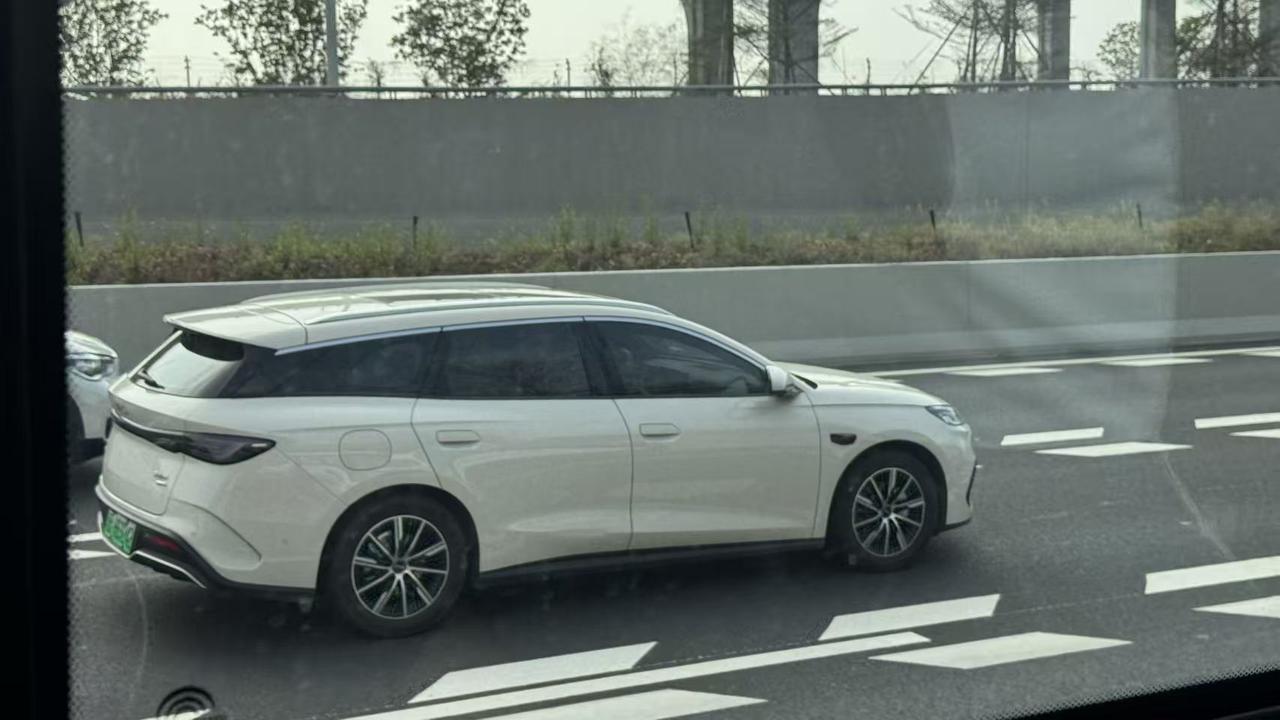 其实海豹06DM-i旅行版价钱还行
10万块就能搞定旅行版的诉求
但貌似在路上仍