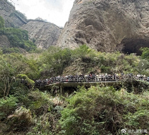 #游客称雁荡山灵岩景区多人滞留#【#雁荡山灵岩景区回应多人滞留#：已启动限流机制