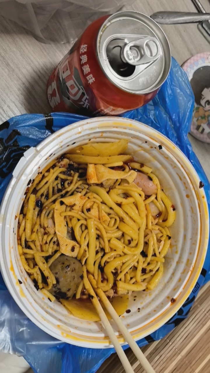 我勒个豆 这个麻辣烫有点辣度 中辣比我吃其他特辣的还要辣 