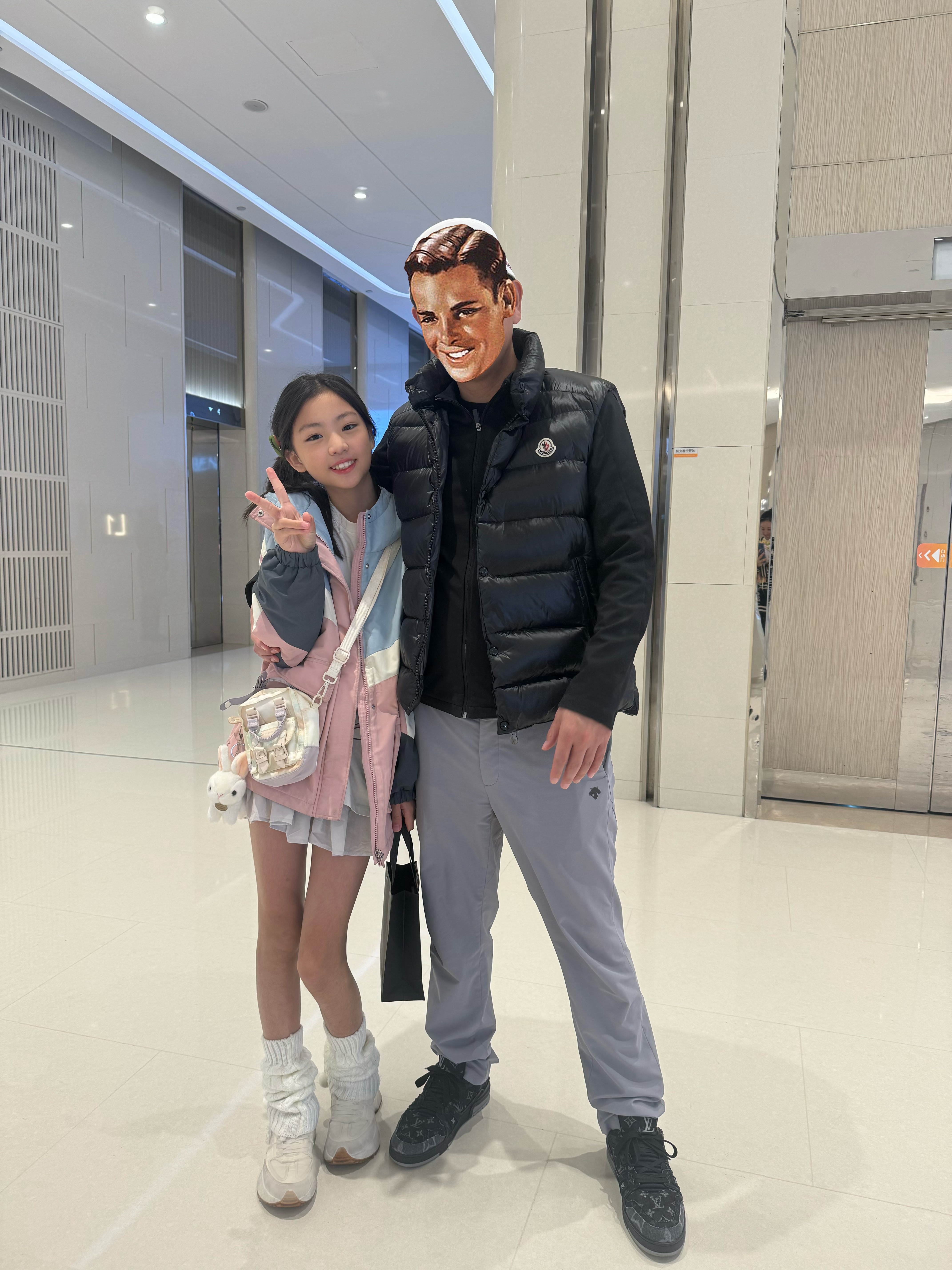 等妹妹1.7米，她的腿应该就比爸爸长了。 ​​​