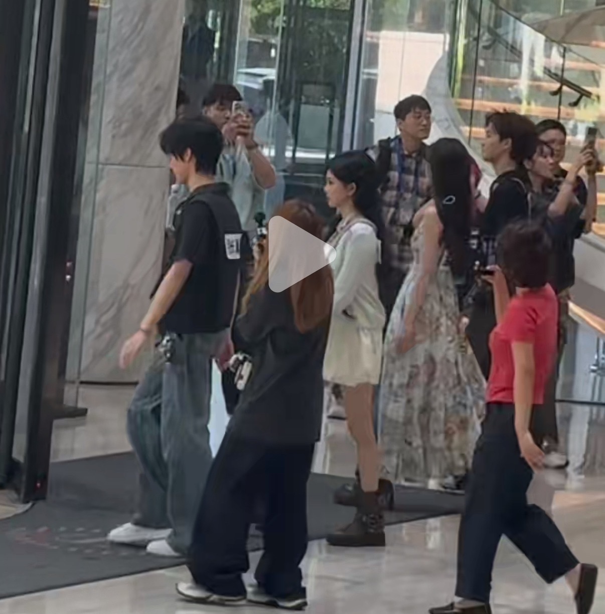 人家都是侧拍然后你给我们看背影？​​​