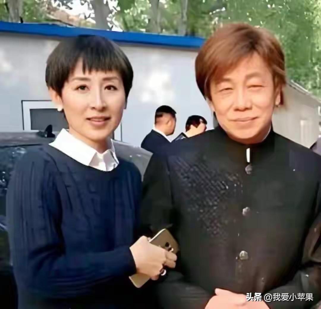 梁小龙去世接近两个月了，家人还未给下葬这事真的早就有苗头了。
一，梁小龙这些年辛