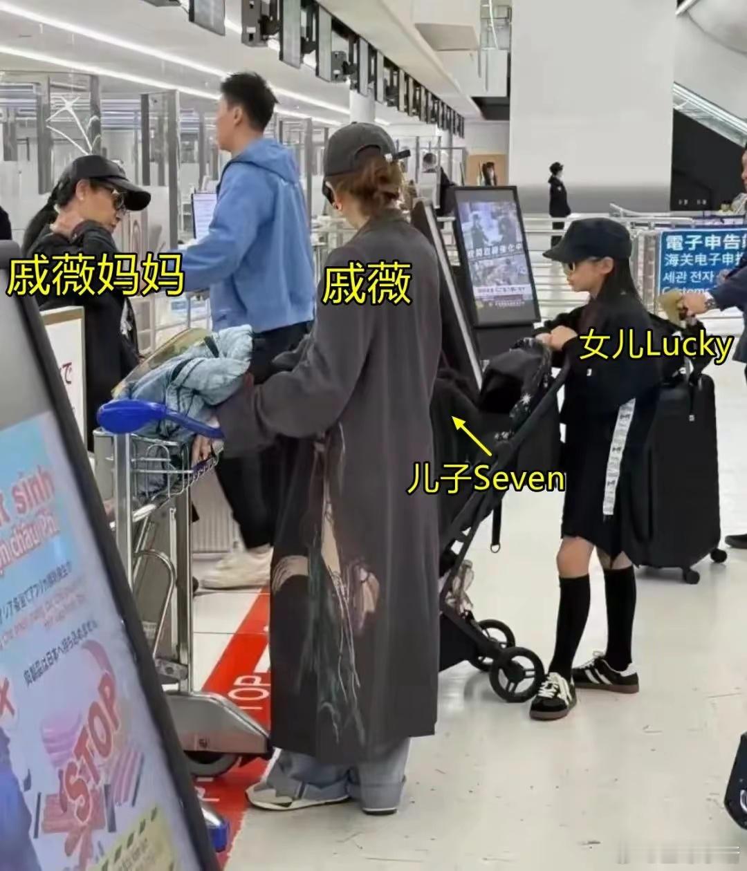 戚薇和李承铉一家四口逛潮牌店被偶遇 儿子与爸爸同款发型好可爱 ​​​