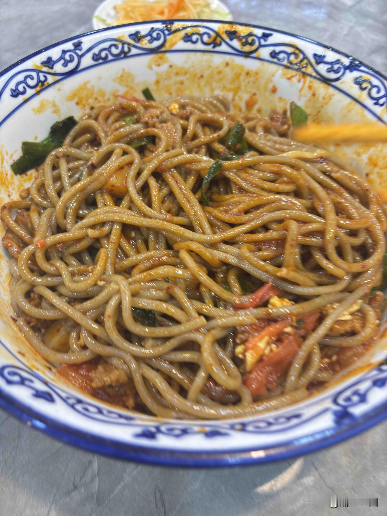 在西安吃的庆阳饸饹面，这个面的口味和淳化饸饹面，差别挺大的，同样的面条，做出来每