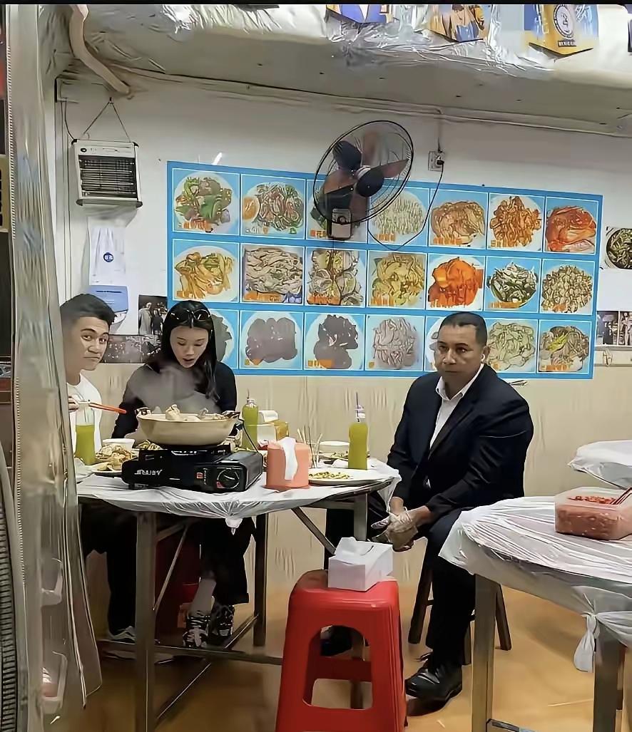 奚梦瑶何猷君真的是好雇主，之前带着保镖去小馆子吃饭，夫妻俩吃，也让保镖坐下来一起