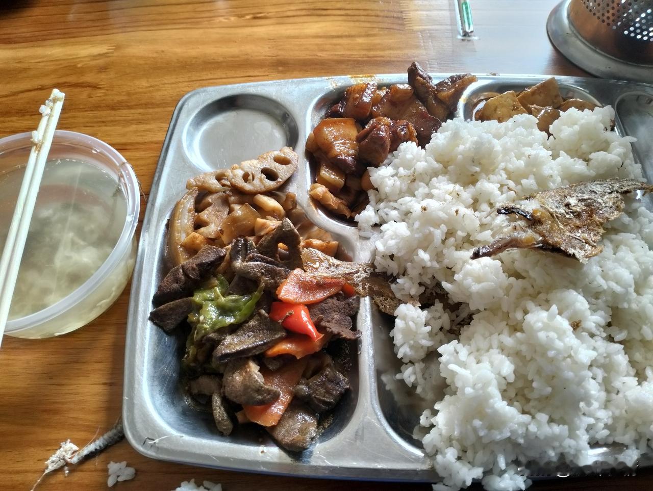 在外面工作吃饭，
基本都是12元了，
多一块吃的人就少了，
本来这家人也很多，