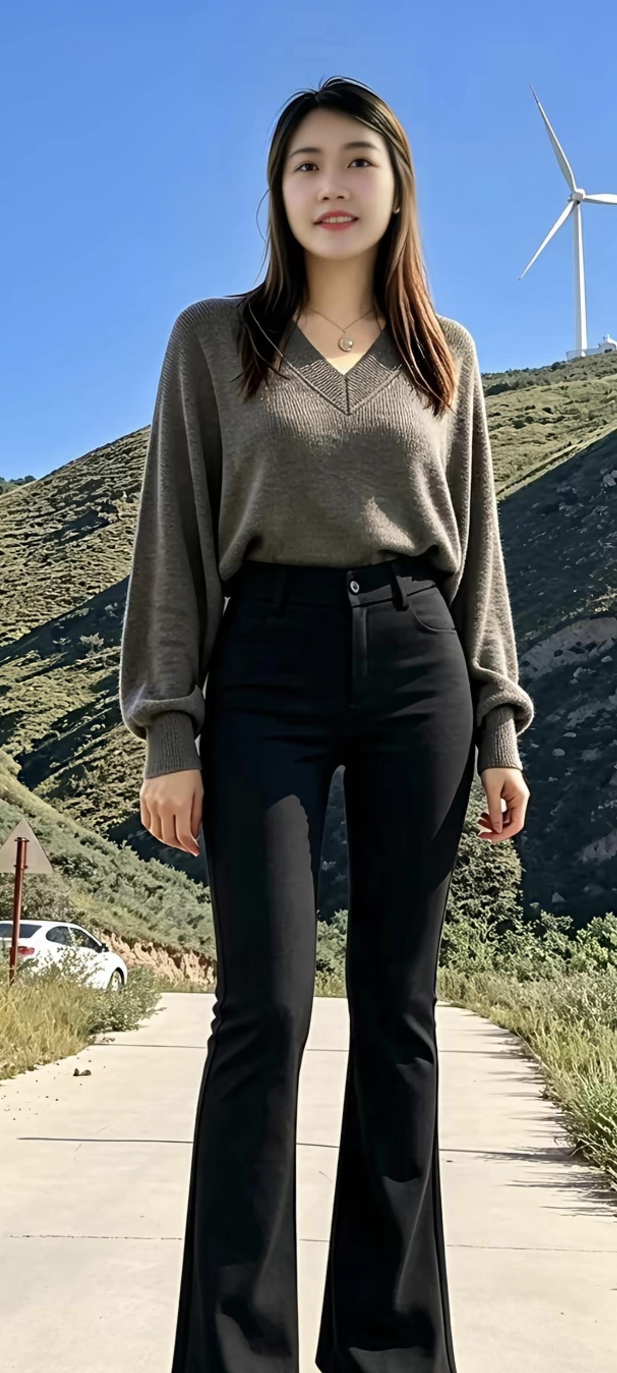 阳光明媚，女孩在山路上微笑。