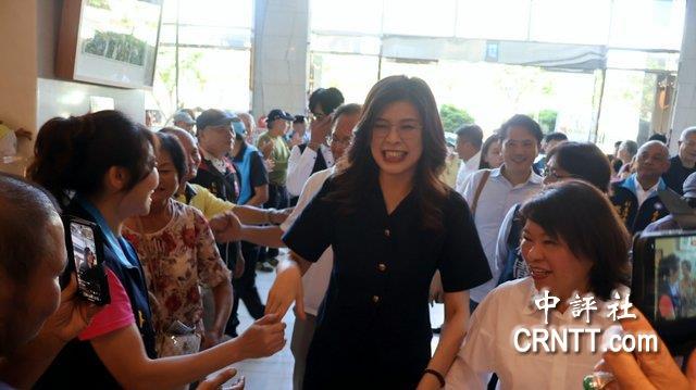 “真的超爱你！”郑丽文嘉义辅选支持者热情簇拥
中国国民党主席郑丽文、民众党主席黄