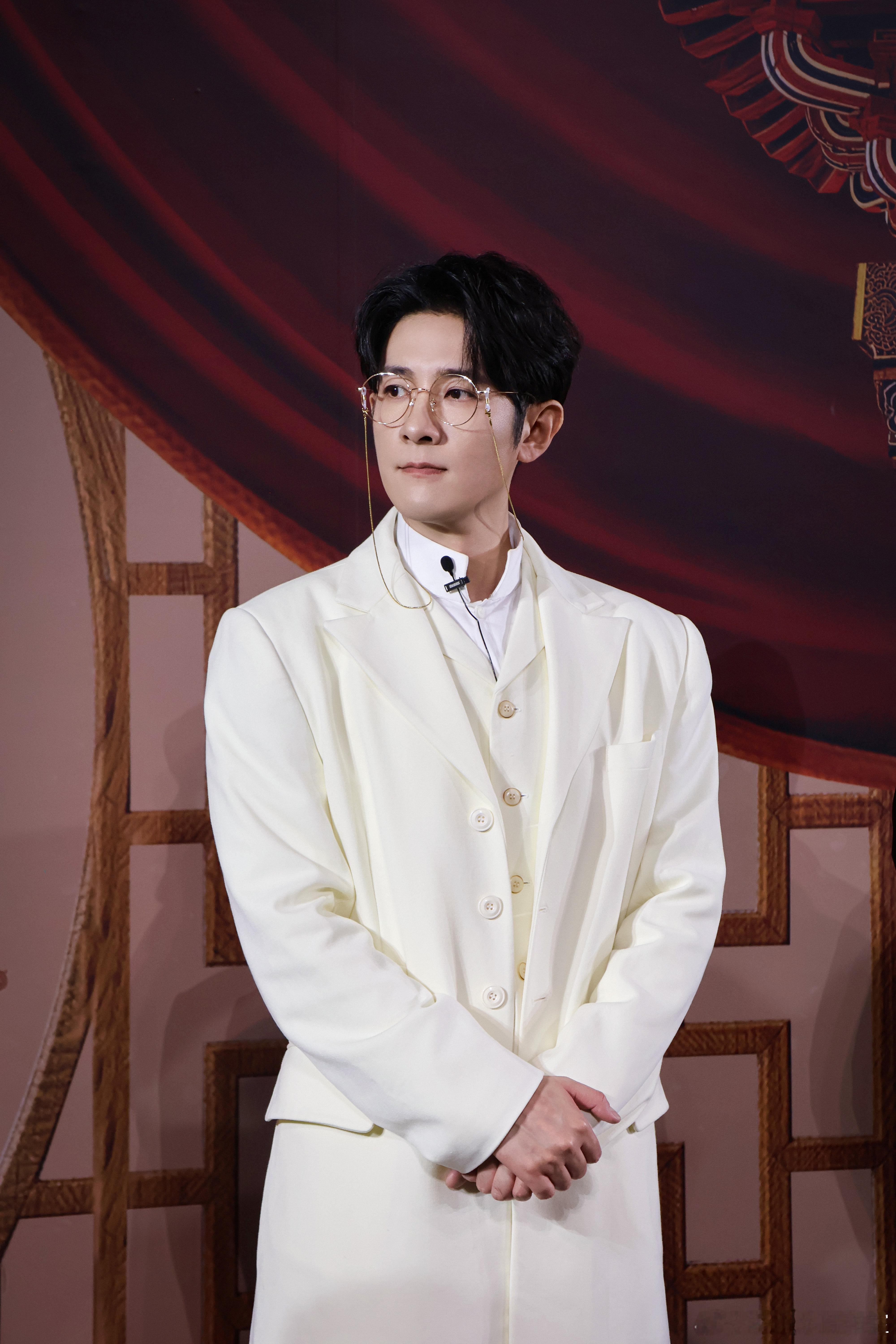 九门原皮红毯百万运镜来的 困了累了就来看看九门 红毯吧！穿戏服走红毯真是养眼到犯