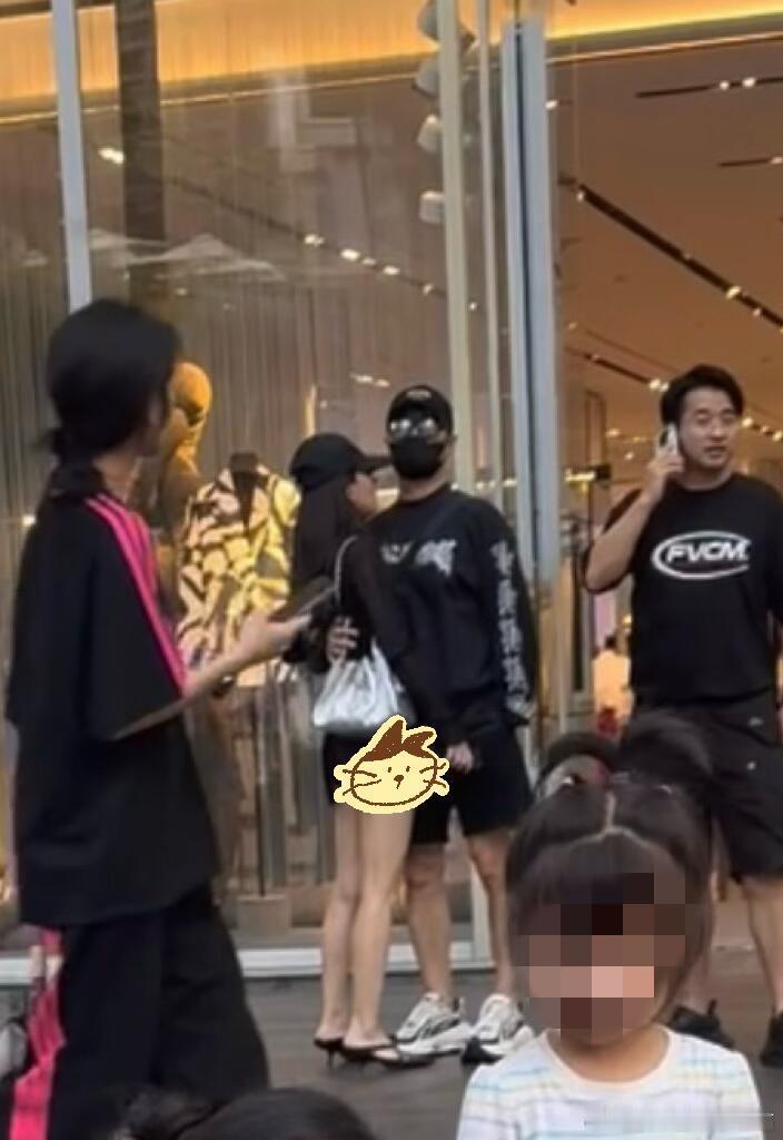 深圳偶遇汪峰森林北网友在深圳万象天地偶遇汪峰森林北逛街，两个人是真的好爱逛街啊。