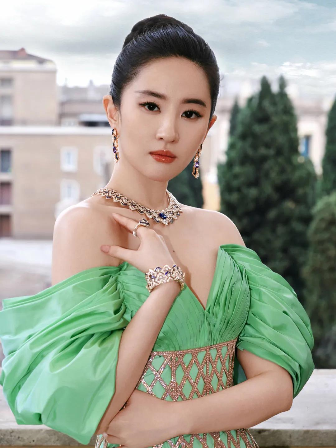 刘亦菲近期美照  佩戴BVLGARI宝格丽的高级珠宝作品，亮相罗马BVLGARI