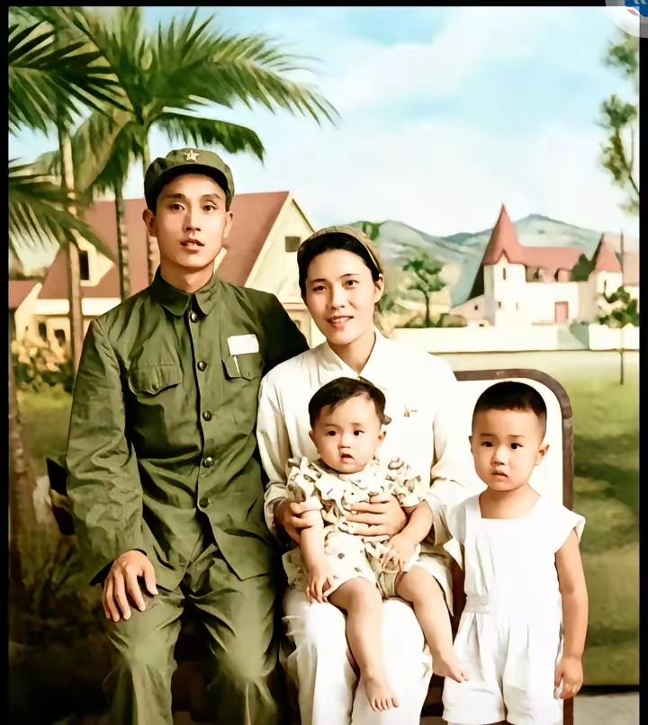 看到这张1952年年底拍于福建厦门的全家福，仿佛穿越回了那个年代。照片里是时任第
