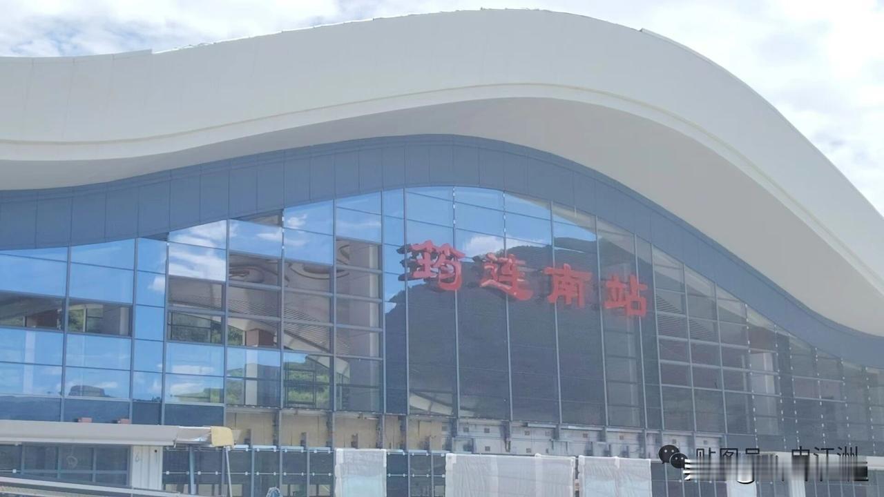 筠连高铁站也来了，到时宜宾好像只有江安，珙县没有高铁站了！其余区县全部实现了高铁