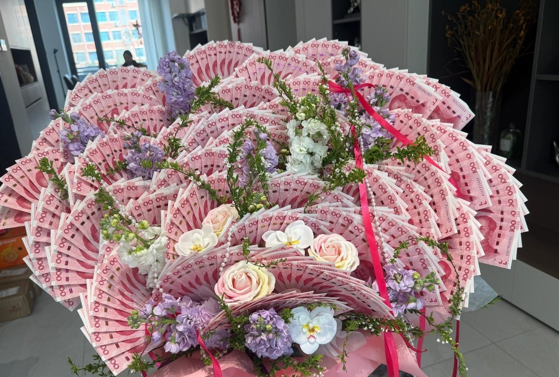 真正的心意不需要大张旗鼓有人悄悄记住你随口说的喜好，哪天突然实现时，那种惊喜比任