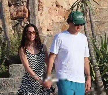 Ana de Armas跟汤姆·克鲁斯分开后的新恋情她被拍到跟委内瑞拉歌手Bet