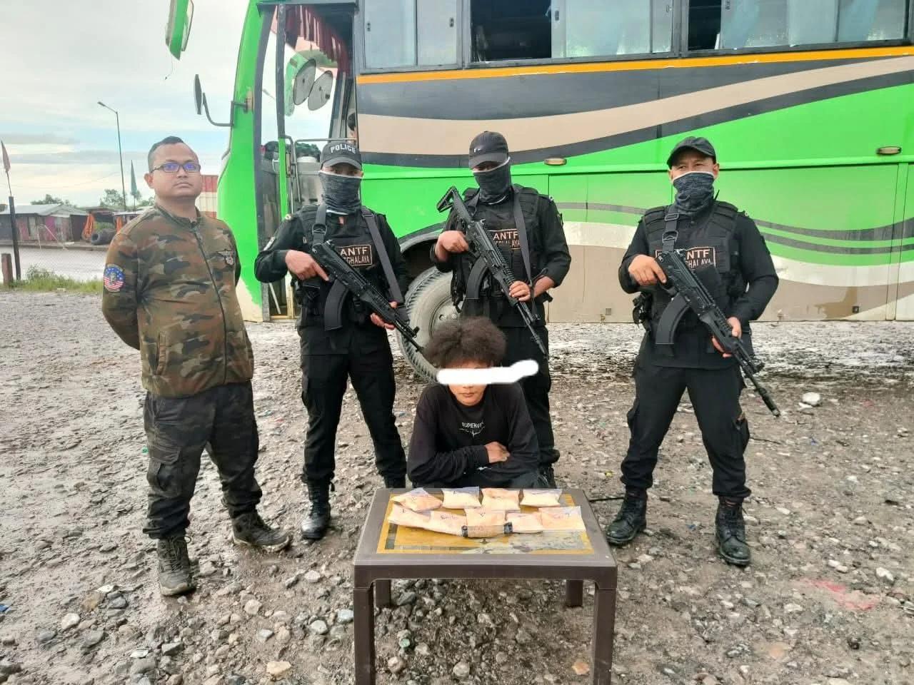 来自梅加拉亚邦州的印度警察与AK-15