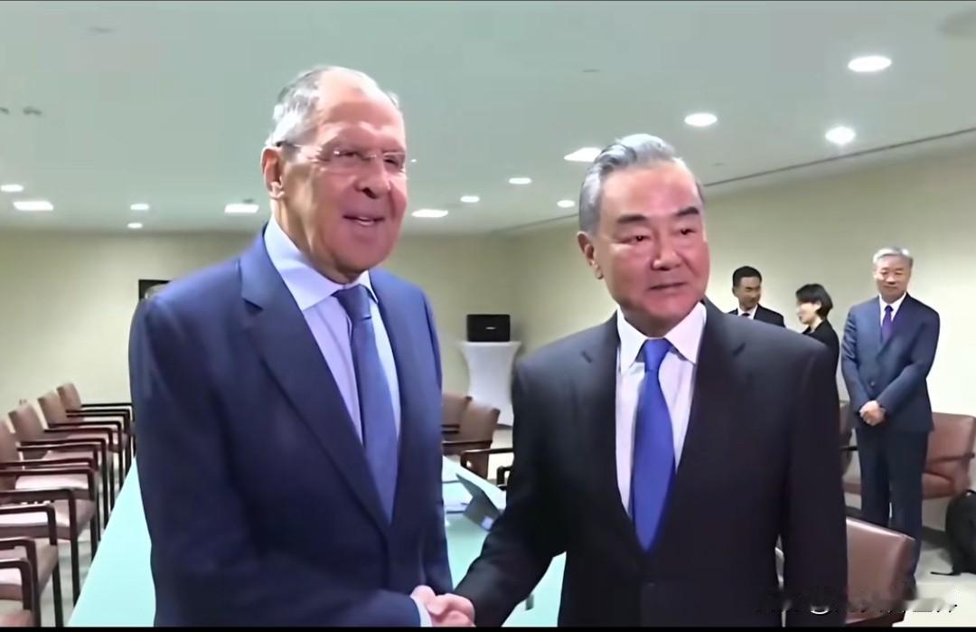 我觉得俄乌和平进程的关键因素有俩，人道主义和利益，其中利益驱动是关键。
从国际力