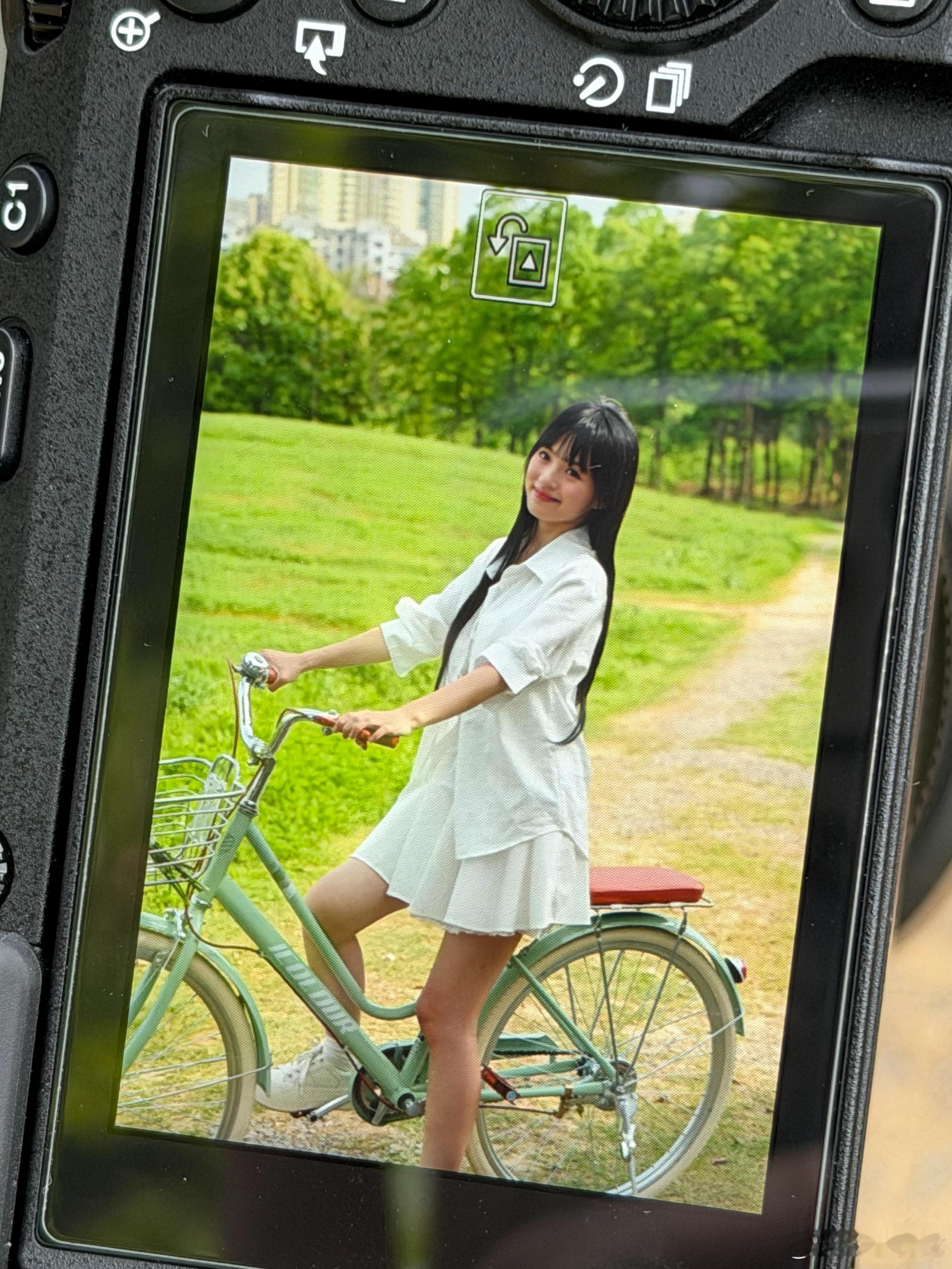 今天的模特小姐姐甜出新高度了，还有点神似田曦薇