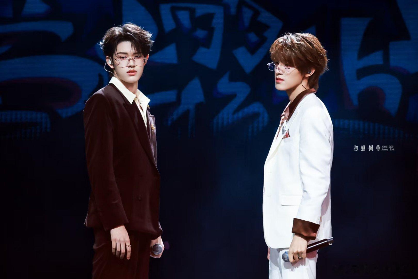 极禹双人舞台选曲两位主唱双人vocal舞台唱功稳定、情绪细腻动人，抒情演绎十分出