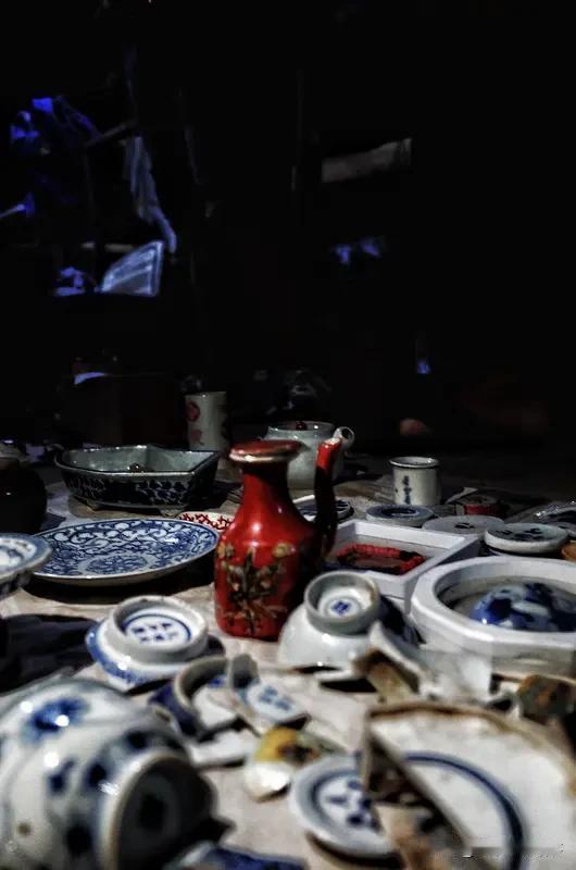 【唐诡长安惊现“骗粉对决”！】《唐朝诡事录》里，长安骗子“鬼市张”用幻术蛊惑众人