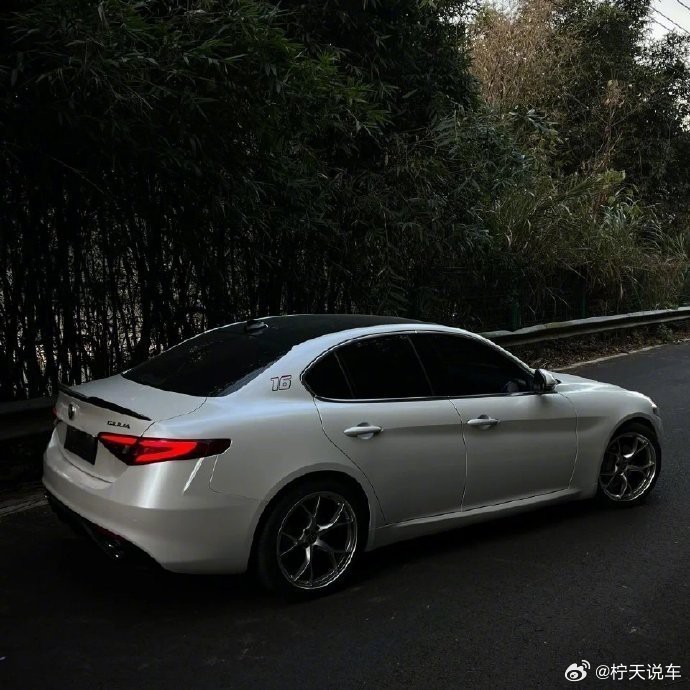 探索阿尔法·罗密欧珠光白，体验非凡魅力。这不仅仅是一辆汽车，它是优雅与高级感的完