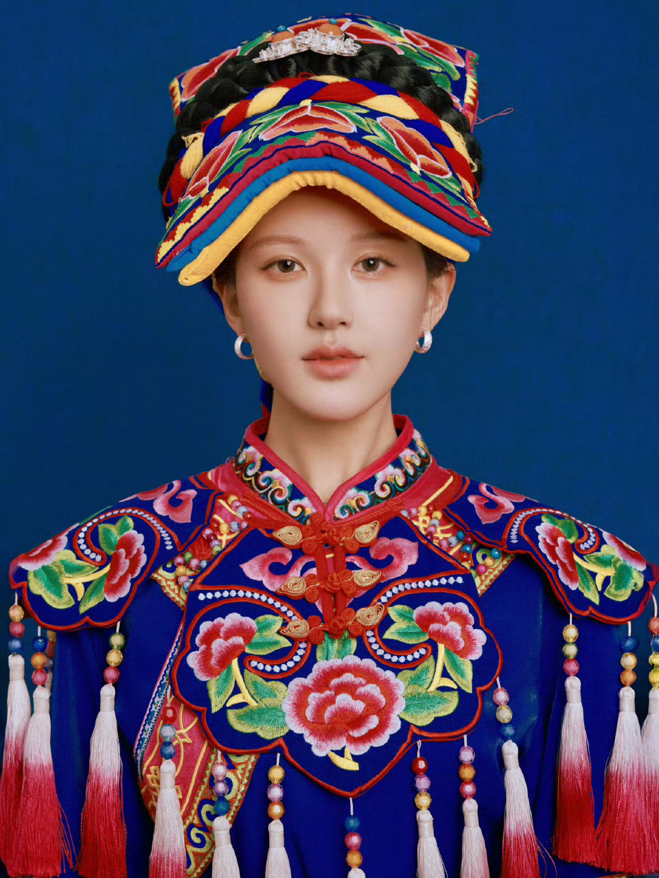 赵露思穿羌族民族服饰，这次的妆容化的很漂亮，适合她。 ​​​