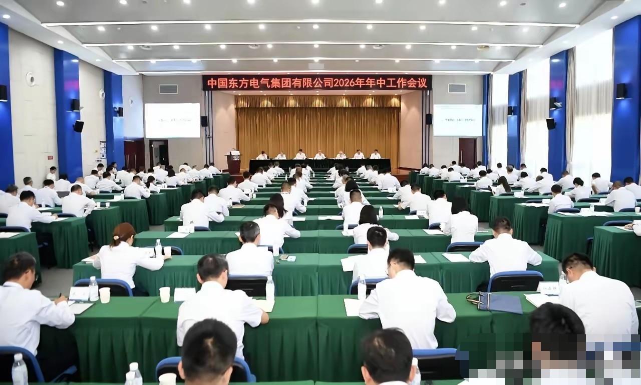 大家快看，这公司的会场也太整齐划一了吧。统一的服装，整齐的座位，模成排，竖成行，