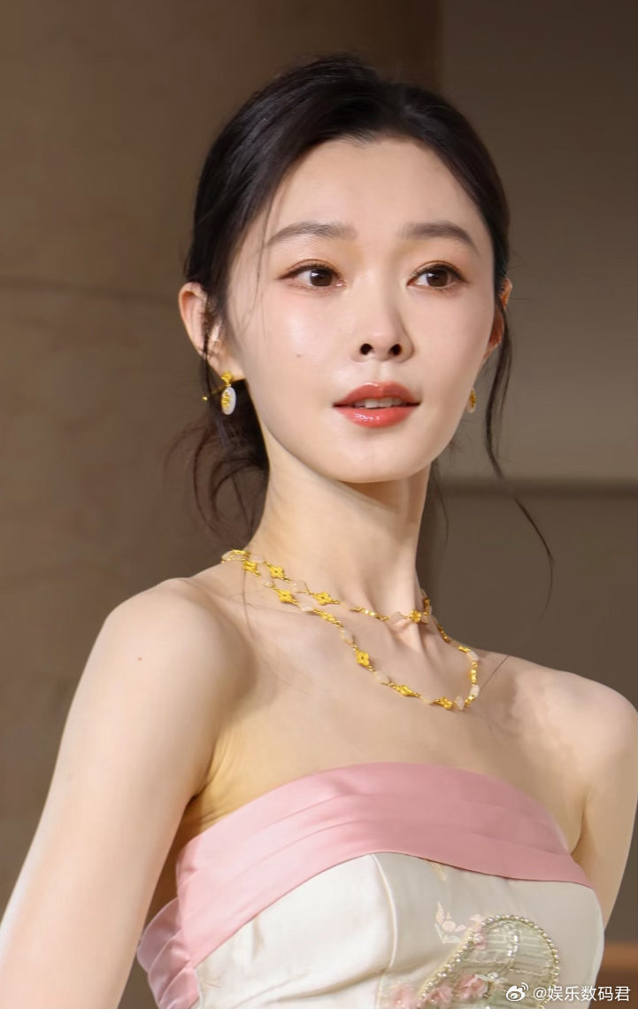 宋轶万茜双女主剧本我先写 万茜和宋轶站在一起，对我眼睛太好了。万茜是那种自带故事