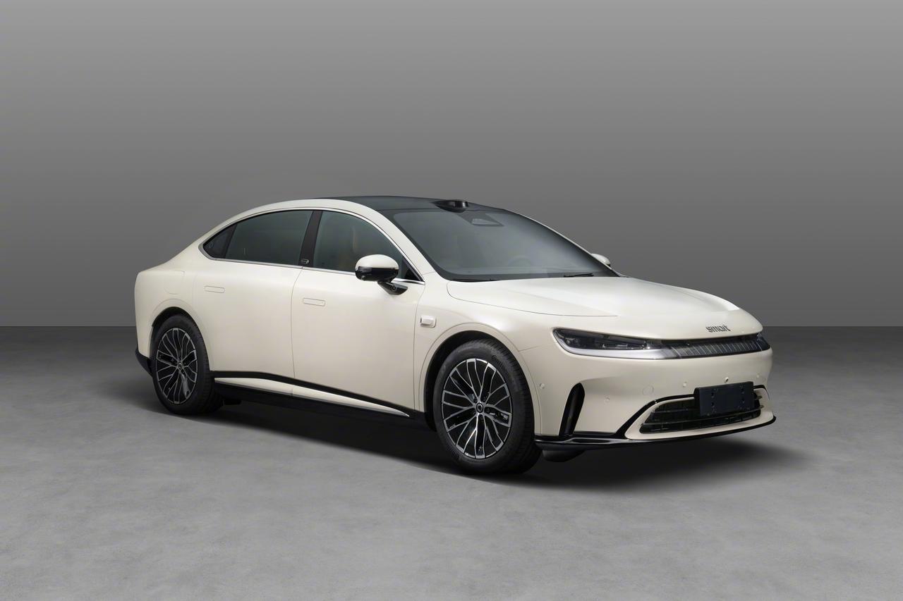 smart精灵6发布公告图，这款轿车的发布失去了smart品牌的调性，没了sma