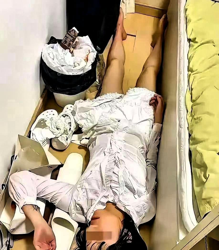 苏州一个麻醉科医生，叫邱小强。
他花了整整两年，每天都在妻子顾苏的咖啡里，加一点