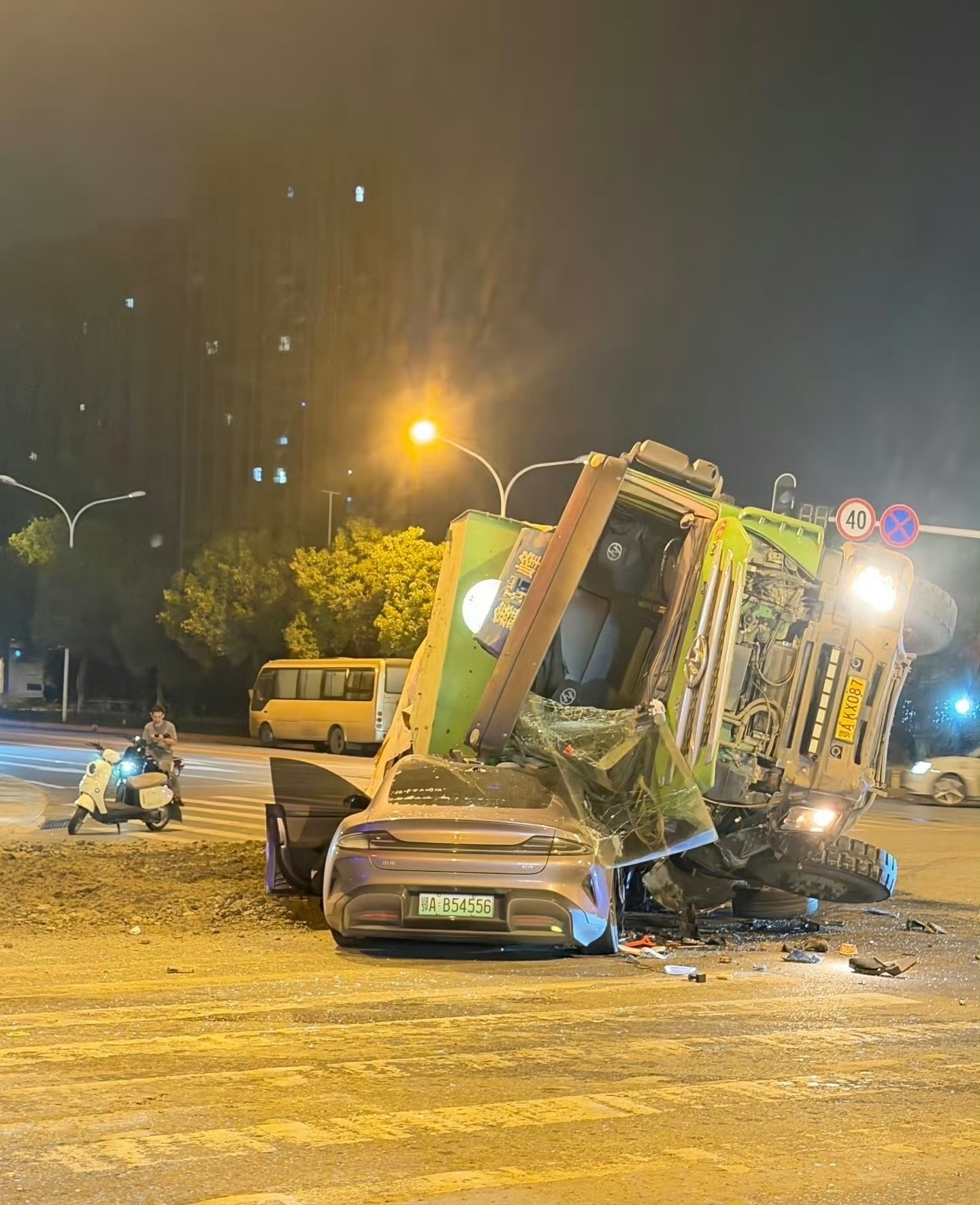 小米SU7被渣土车压了，结果AB柱都抗住了，车上的人也都活的好好的。结果到了有些