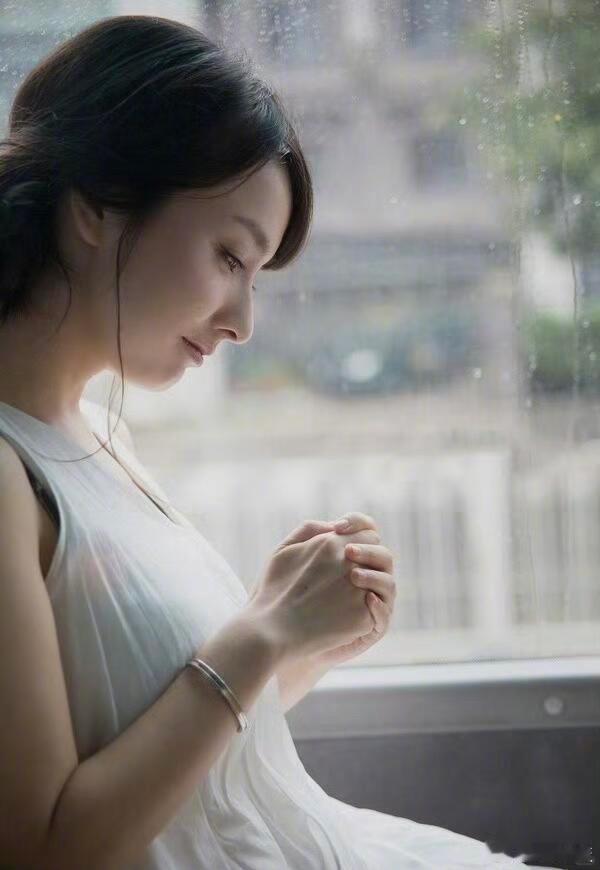 吴昕早期的清纯美 吴昕古早书模时期的清冷氛围感真的绝了！素净白裙搭配温柔黑长直，