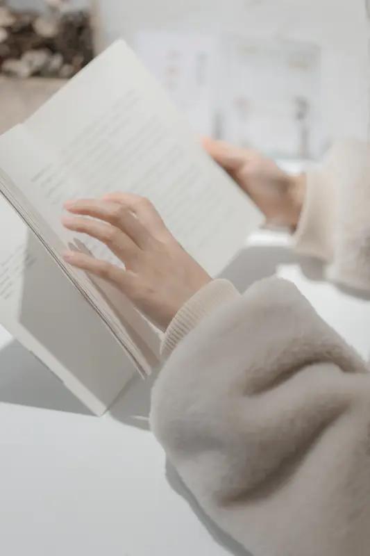 上联：临窗静览千秋史；
下联：对月闲读万卷书。