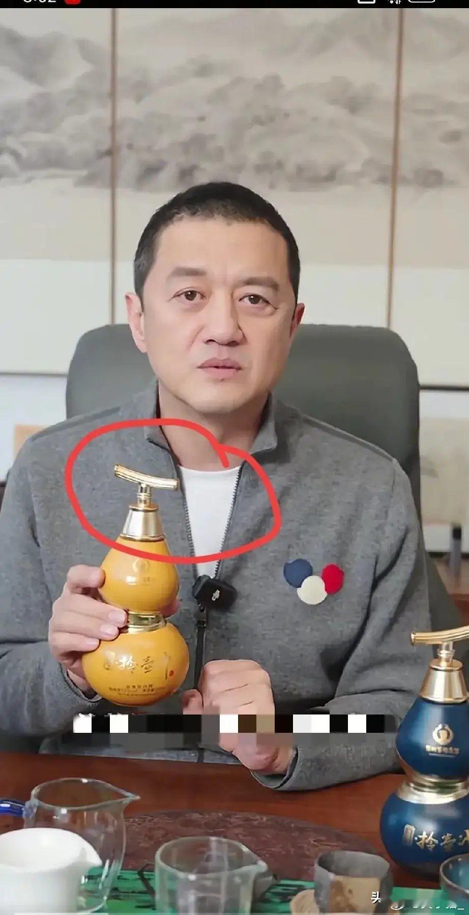 李亚鹏身边有没有真正读过书的人啊？能不能告诉他实话，先不说酒的品质就这个拎壶冲的