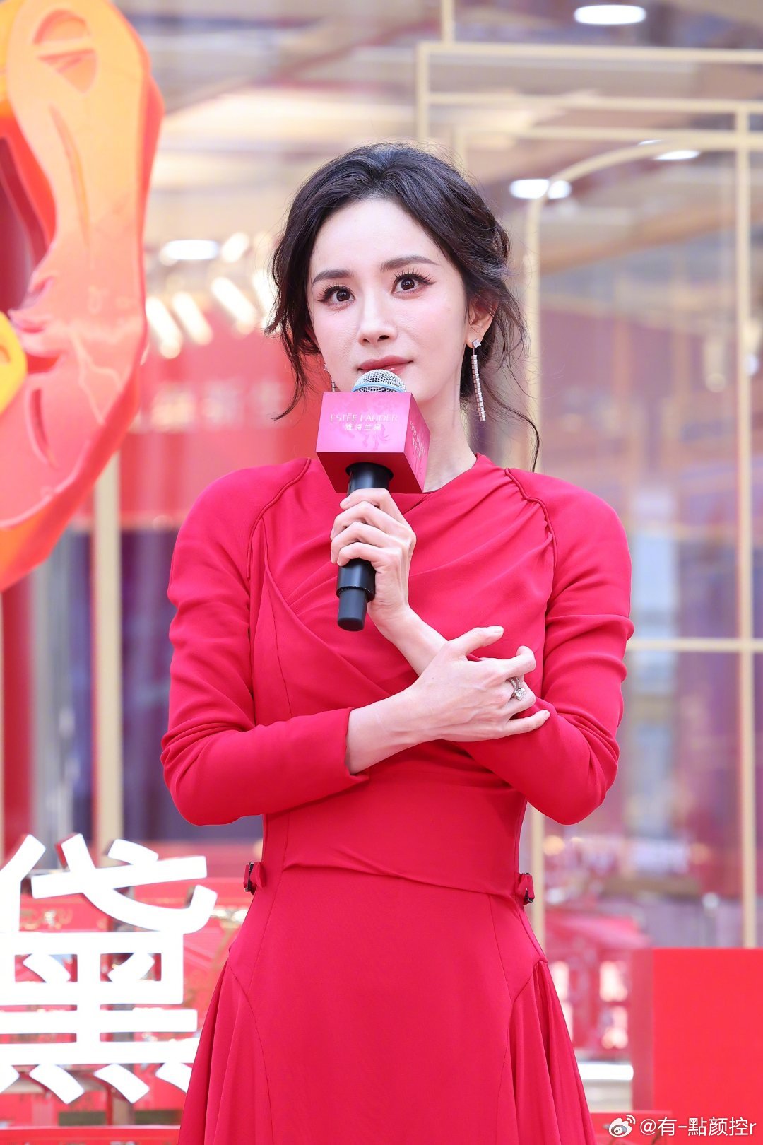 杨幂深圳活动路透 即兴清唱《茉莉雨》太绝了！无伴奏纯人声超治愈，全场大合唱的名场