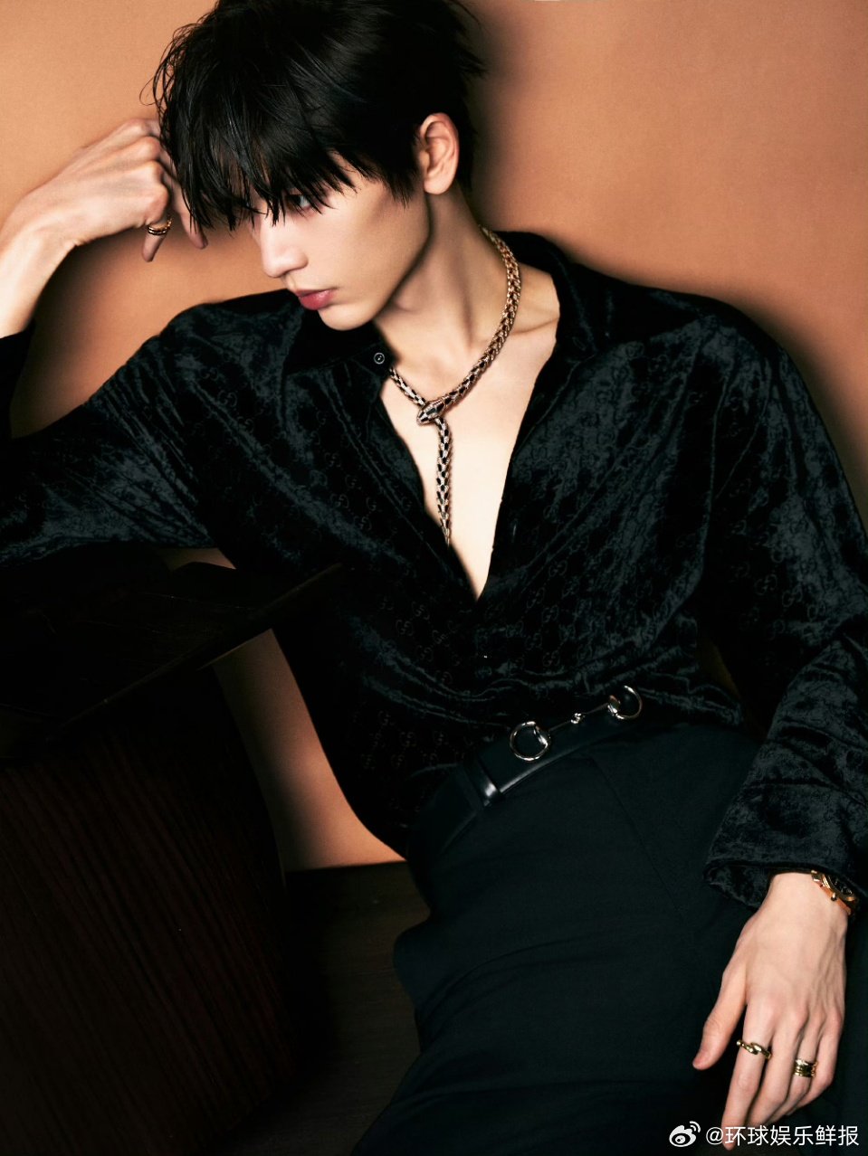 张凌赫冷脸玩卡牌张凌赫这波冷脸杀疯了！玩卡牌都能玩出顶级 Alpha 的感觉，凌