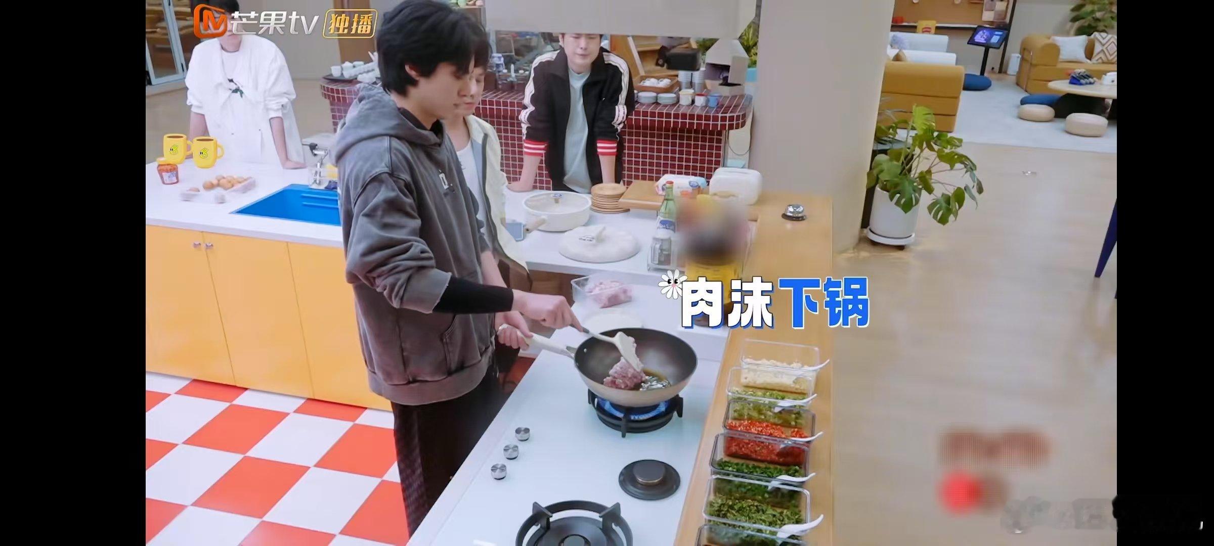 王鹤棣[超话]王鹤棣炒饭给我吃两口怎么了我们的宿舍瞧王鹤棣在节目里炒饭，色泽金黄
