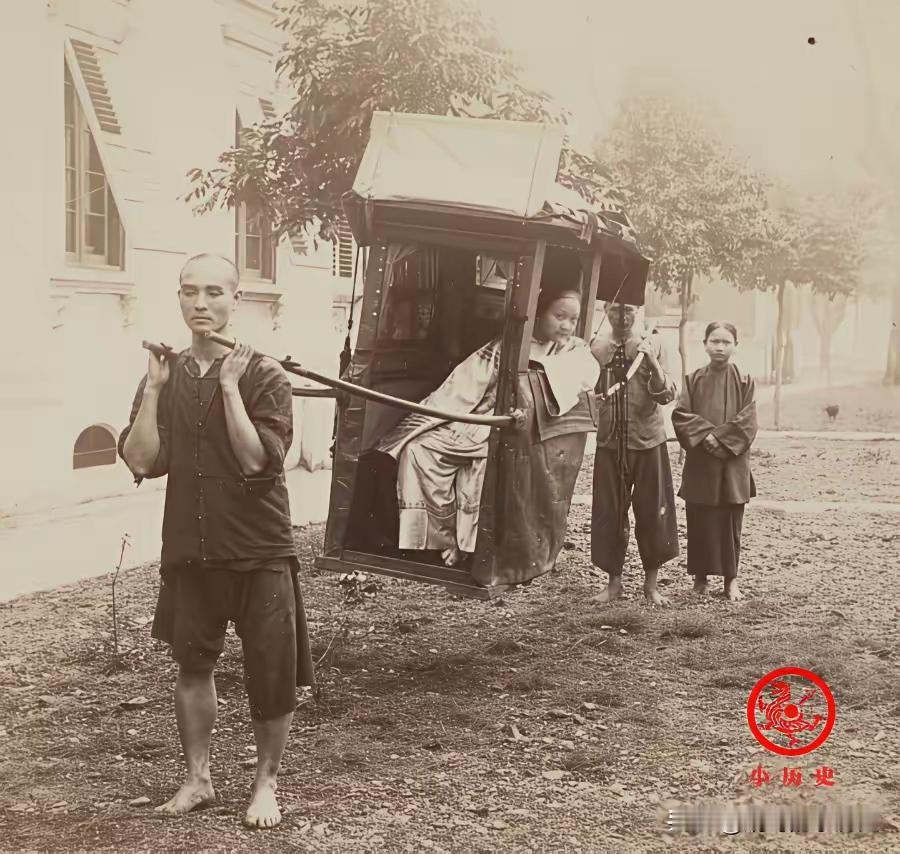 生下福自来，
家拥万贯财。
四季穿绸缎，
出门有人抬。