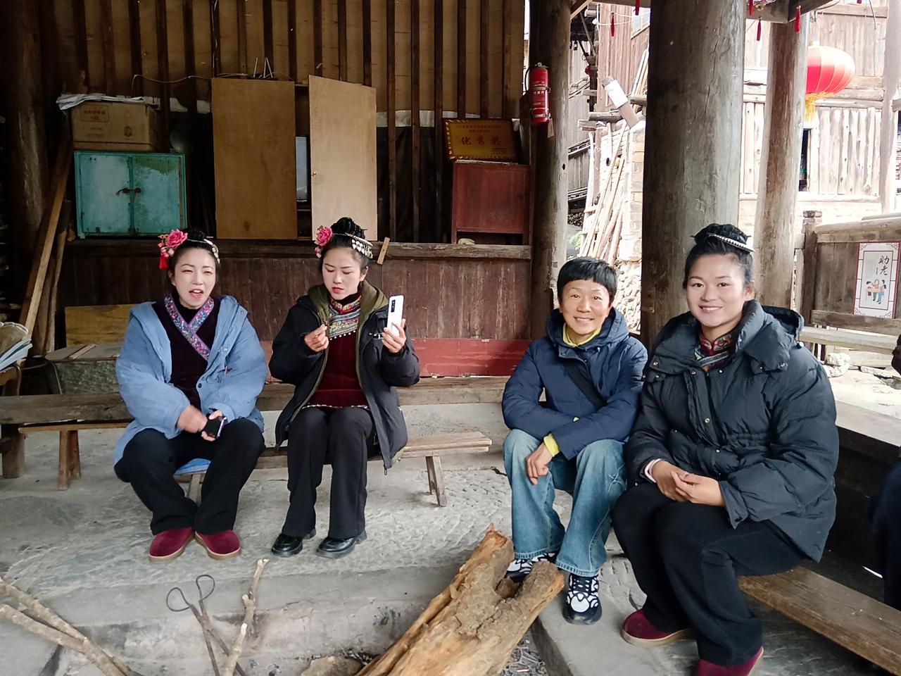 在湖南怀化的芋头古侗寨，巧遇江西大哥——也是一人一车自驾，今年60岁刚退休，开着