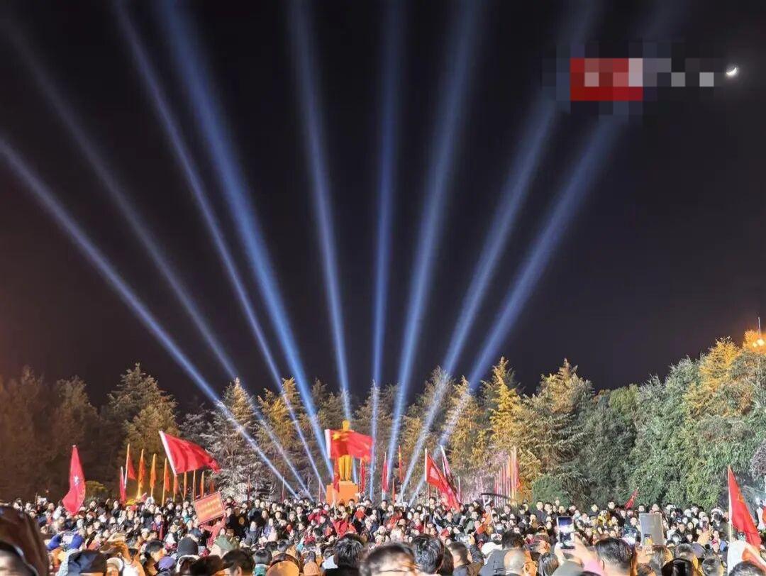 今天，毛主席生日……
 
今天，是毛主席132周年诞辰。
刚刚边吃早餐，边刷视频