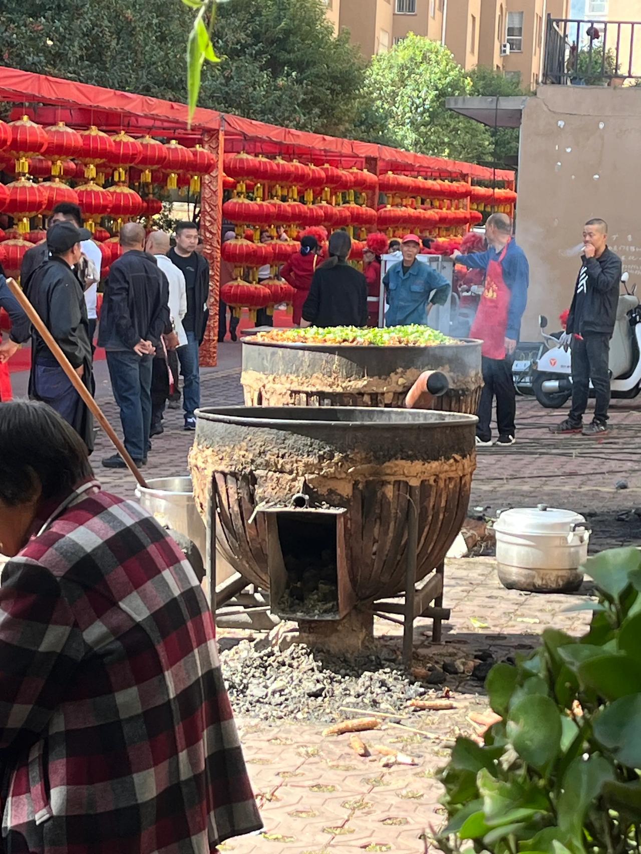 我们这里结婚娶媳妇，都是这种大锅菜，非常热闹，请自己家亲戚和街坊邻居来吃饭，开饭