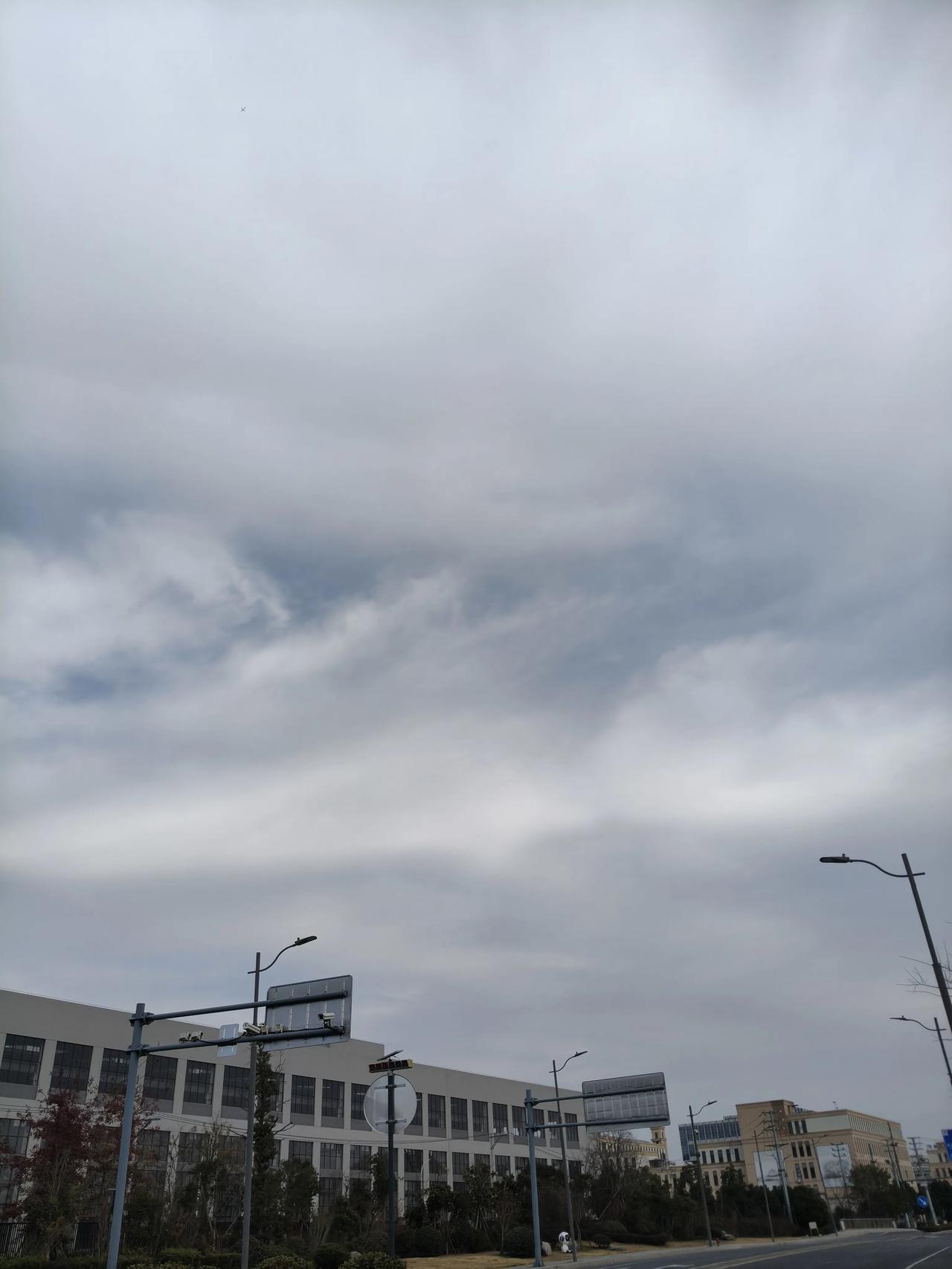 晒图笔记大赛冬季的天空灰蒙蒙的，没有碧海蓝天，好像只有被蒙上眼睛的灰天！