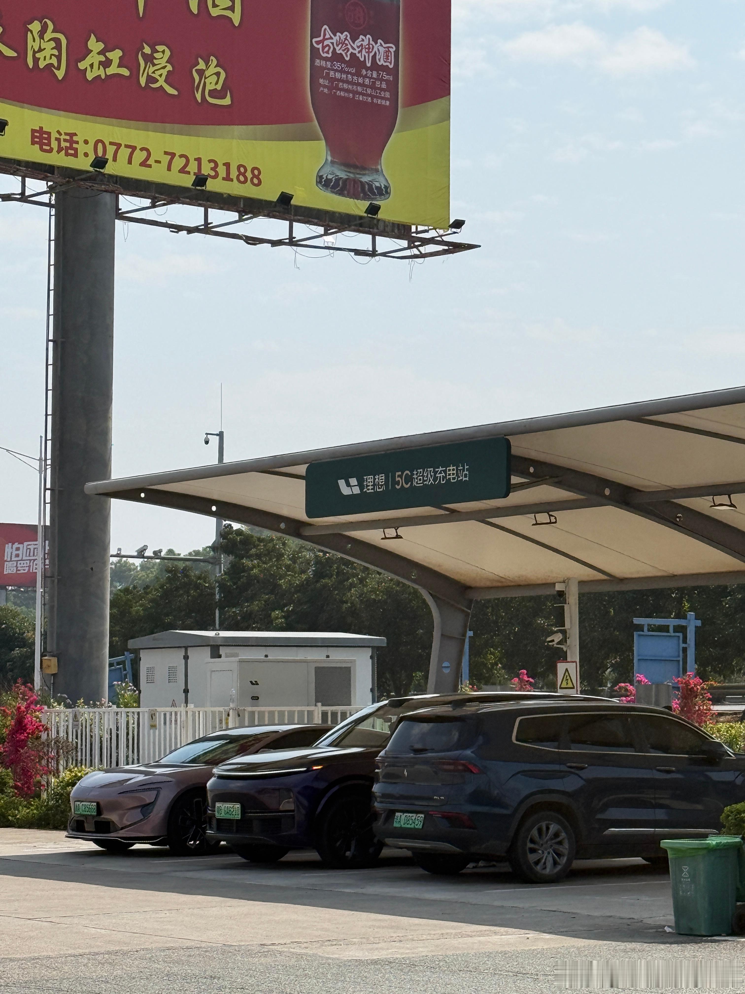 这一路下来目前给我感触最深的就是理想在高速上的补能覆盖真的太全面了！充电体验也是