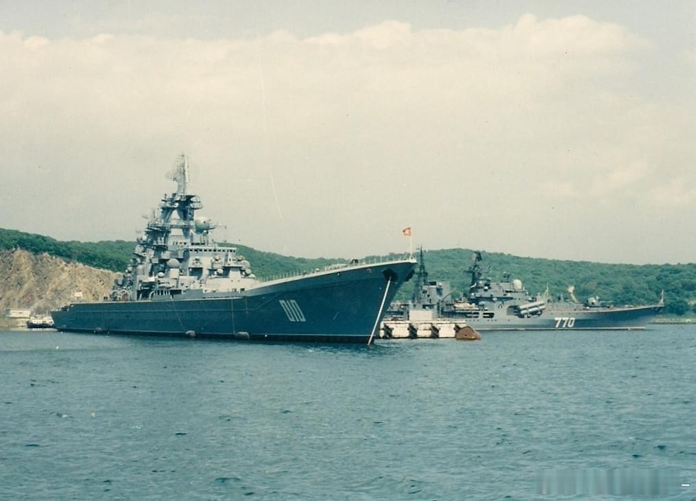 苏联海军伏龙芝号核动力导弹巡洋舰和现代级果敢号，摄于1990年的北方舰队#军事历