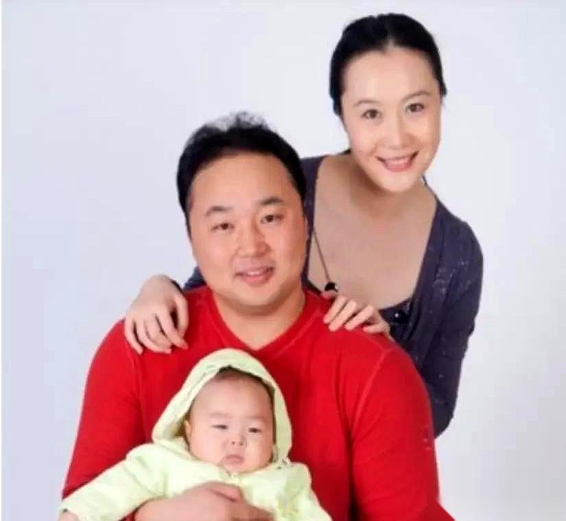 张军名字后面紧跟着的那两个字，像一道生锈的铁闸，猛地拦在了一段长达三十年的体育传