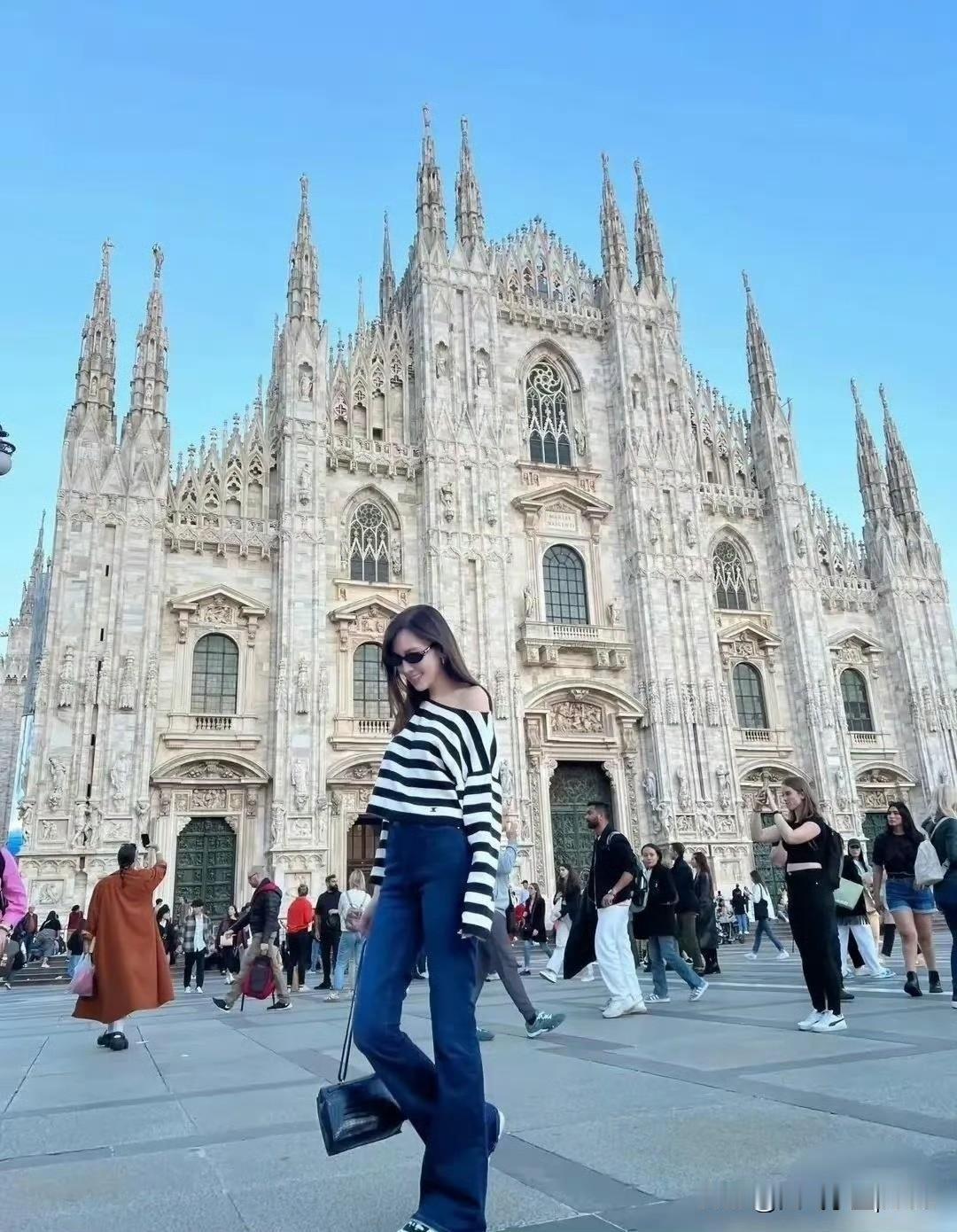 陈若仪这身材比例真好啊！
黑白条纹衫一搭复古喇叭裤，简简单单却直接穿出两米八气场