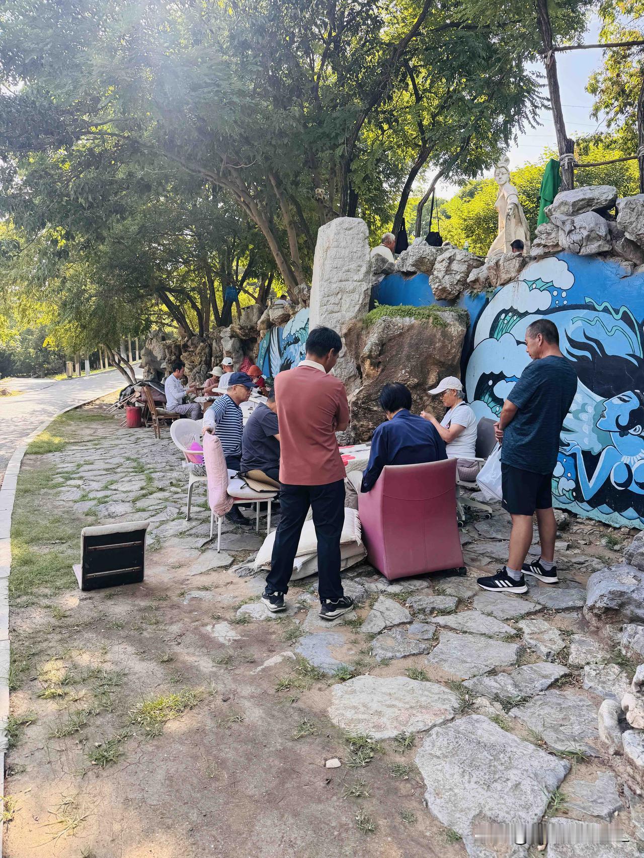 退休的姐妹们，可别成天闷在家里不出门，就算手头没什么事，也千万别一直蜷着。

一