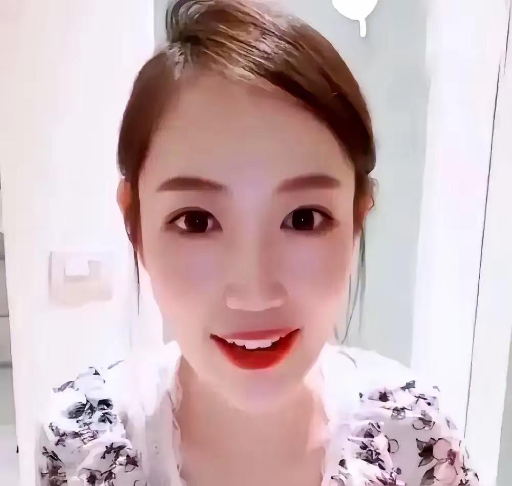 感觉马蓉缺钱花了吧！
三番五次的想要直播。
做了这么丢人的事情，
为什么还总尝试